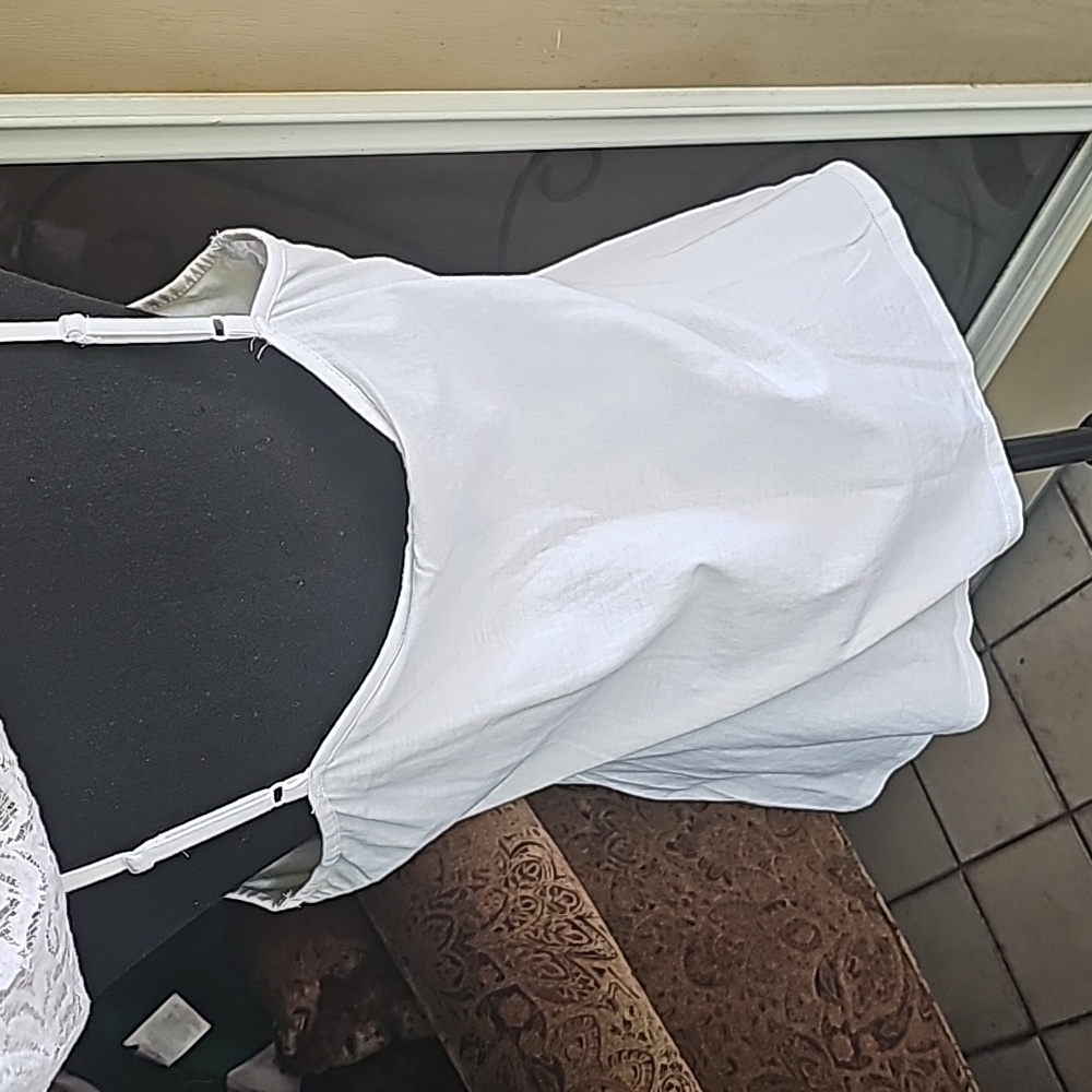Sleeveless white lace top - Picture 13 of 15